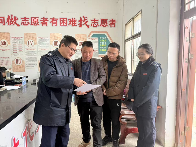 图片1图为施秉县局负责人向杨柳塘镇高塘村村干部解释“1+N党群 税驿站”业务清单内容 摄影：罗雯