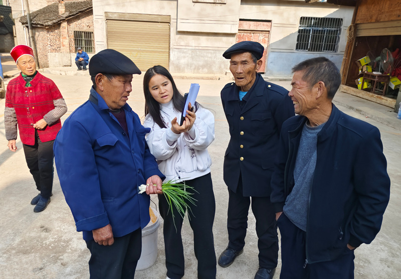 图为施秉县杨柳塘镇网格员在给老人上门开展养老认证。