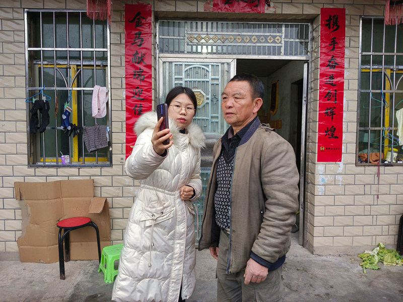 图为施秉县杨柳塘镇板屯村村干上门为老人开展养老认证。