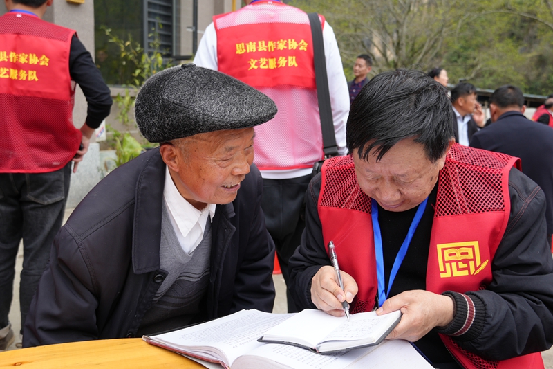 与村民交流（杨亚旭 摄）.JPG