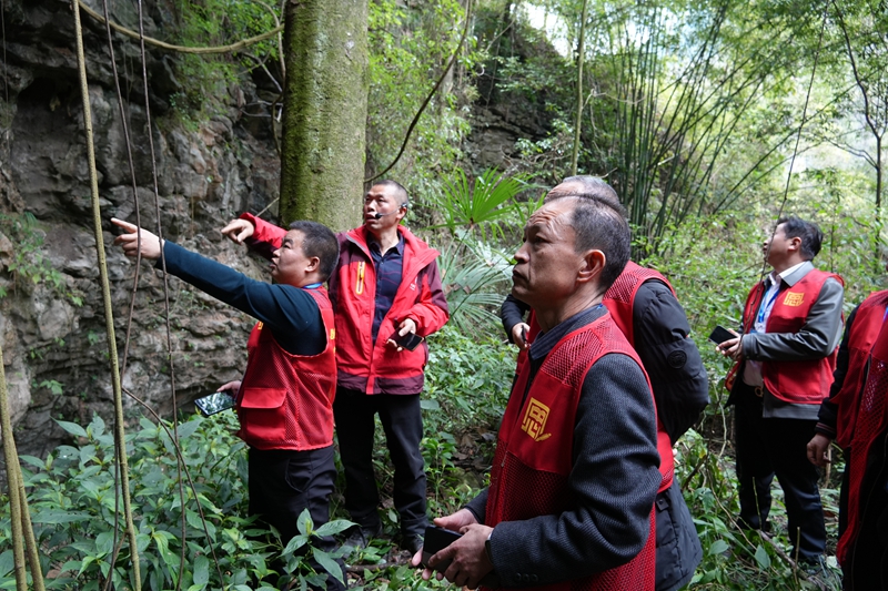 参观洞穴（杨亚旭 摄）.JPG