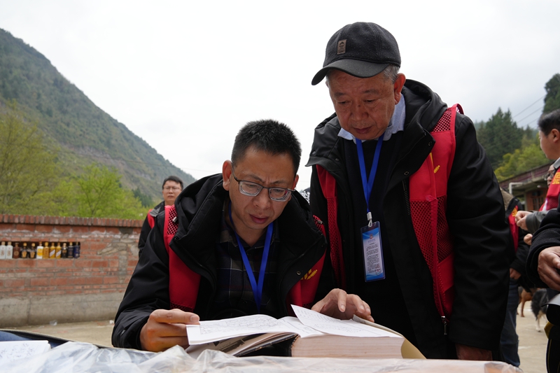 查询资料（杨亚旭 摄）.JPG