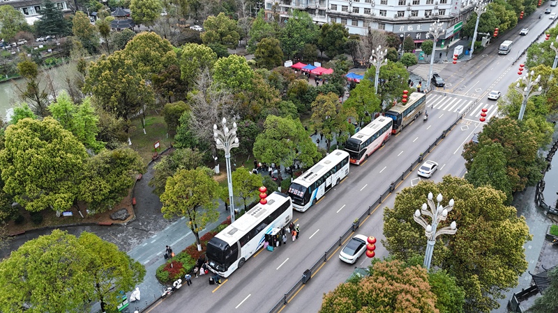 剑河县2026年第四批“点对点”有组织劳务输出欢送仪式现场。吴麟钦 摄 (2)