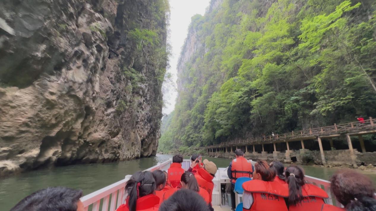 游客乘游船前往大河苗寨。