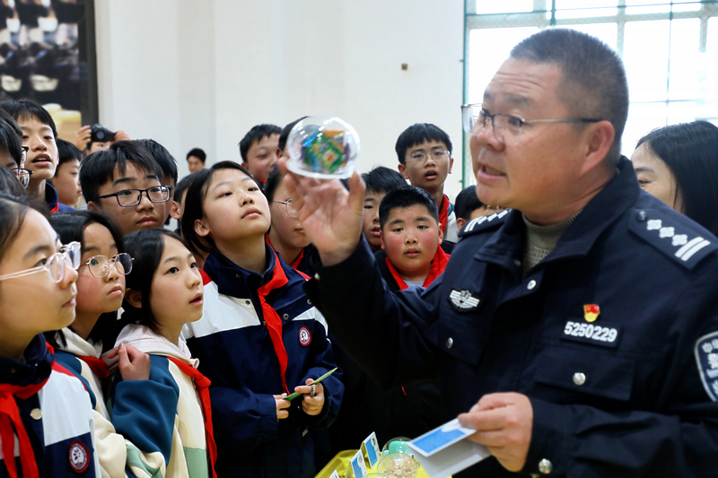 民警现场讲解毒品危害与常见诈骗手段。