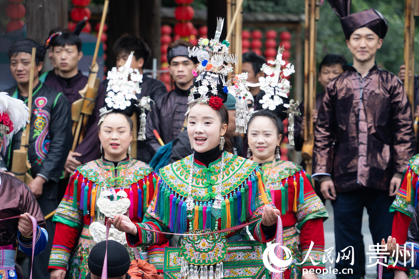 侗鄉兒女身著盛裝迎賓。人民網 陽茜攝