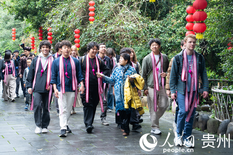 耶魯大學合唱團走進肇興侗寨。人民網 陽茜攝