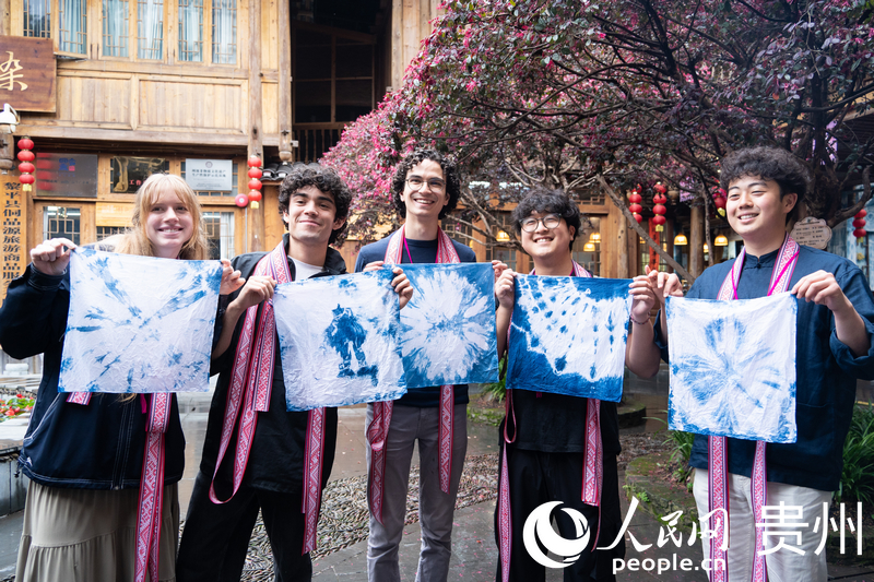 耶魯大學合唱團成員親手體驗蠟染古法技藝。人民網 陽茜攝