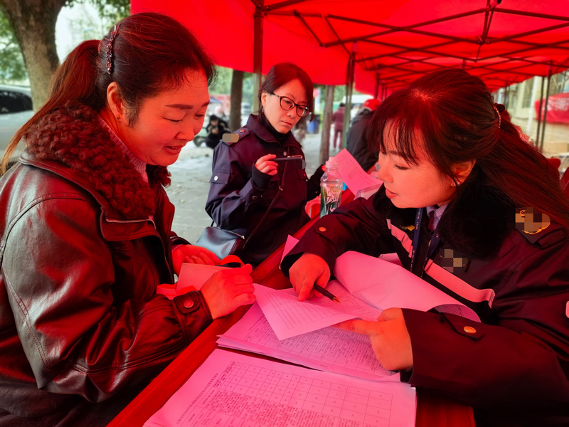 稽查员耐心解答群众疑问。向程明摄