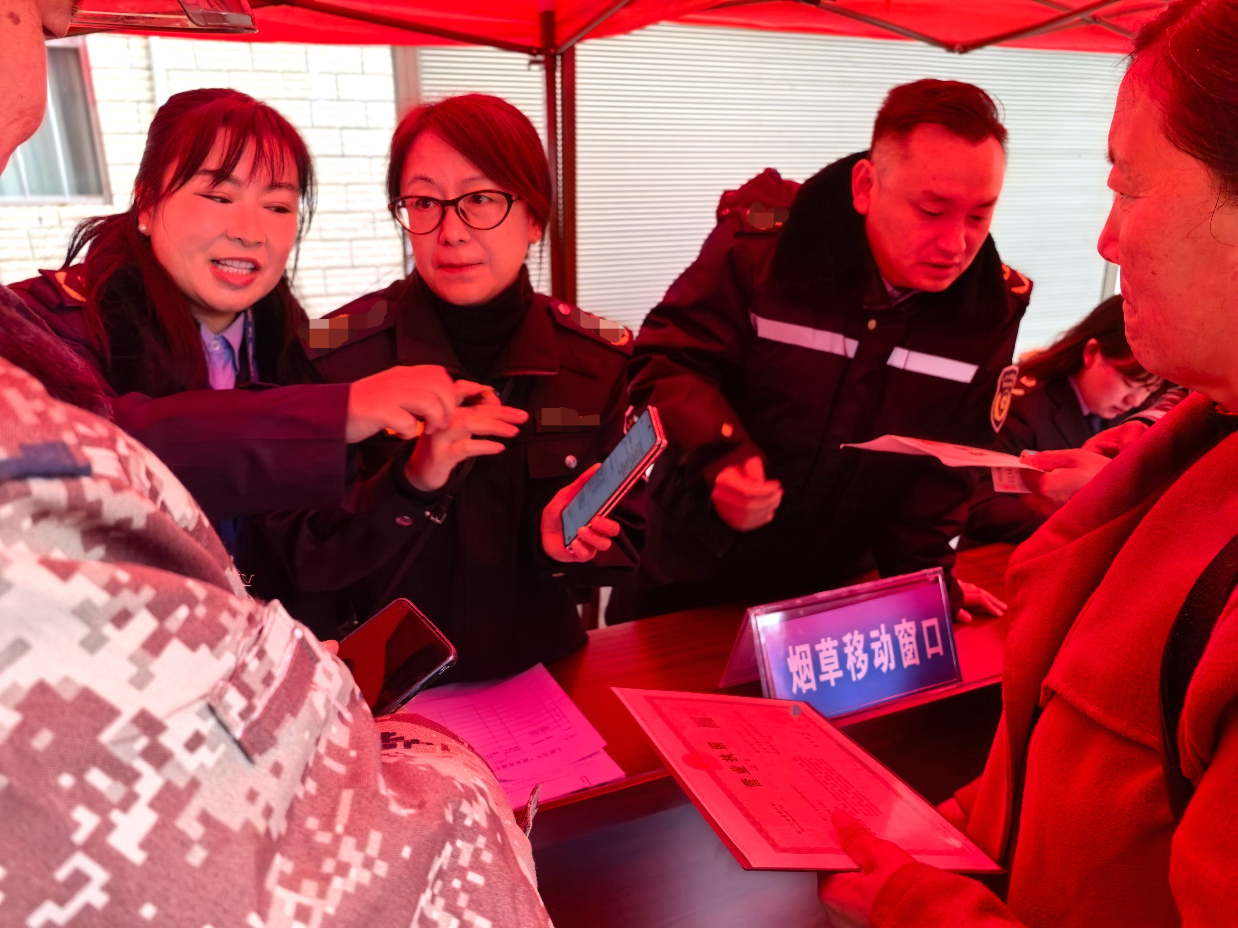 现场指导群众线上操作。