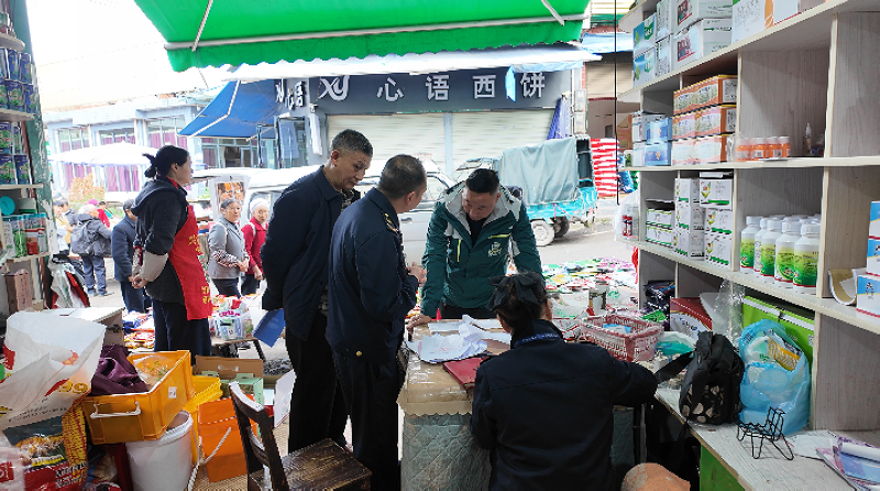 工作人员开展农资市场检查。税会静=摄