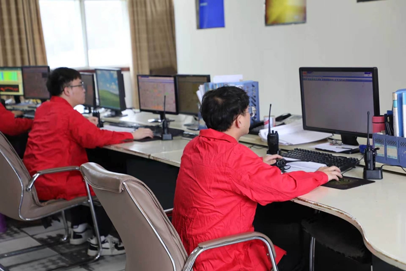 4 图为:开阳紫江水泥有限公司中控室