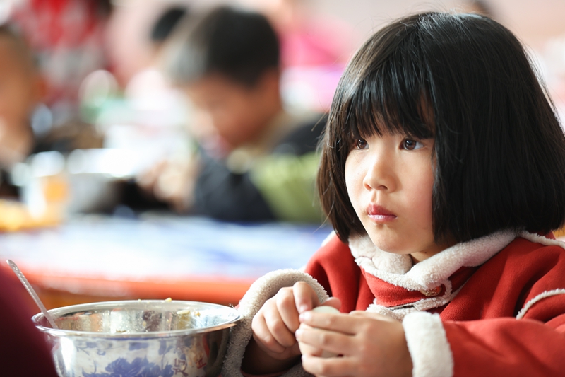 3月24日，学生在丹寨县扬武镇扬武民族小学营养餐食堂就餐。