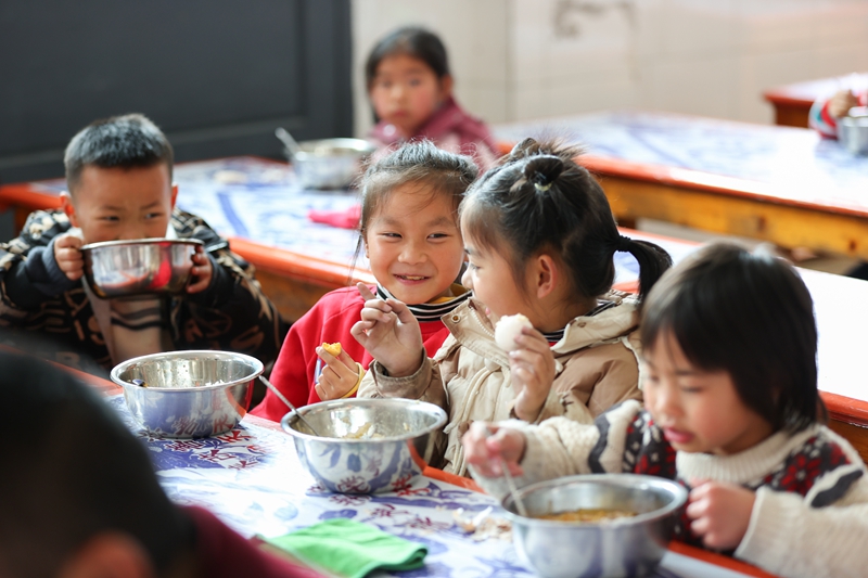 3月24日，学生在丹寨县扬武镇扬武民族小学营养餐食堂就餐。