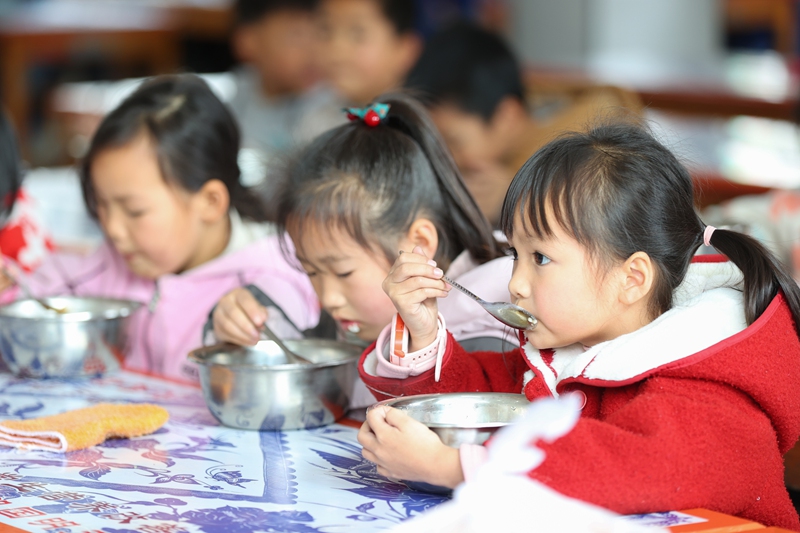 3月24日，学生在丹寨县扬武镇扬武民族小学营养餐食堂就餐。