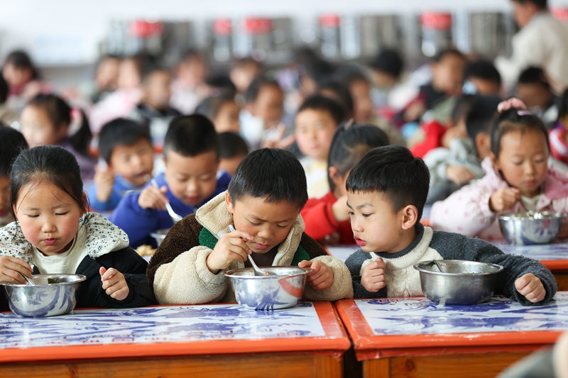 3月24日，学生在丹寨县扬武镇扬武民族小学营养餐食堂就餐。