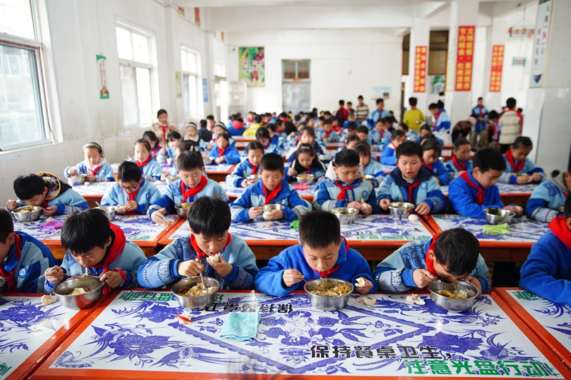 3月24日，学生在丹寨县扬武镇扬武民族小学营养餐食堂就餐。