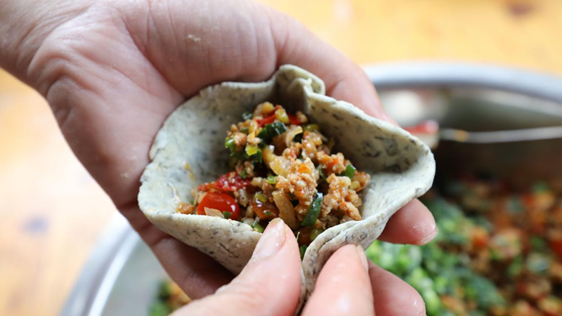 一口清明粑 满是家乡味。
