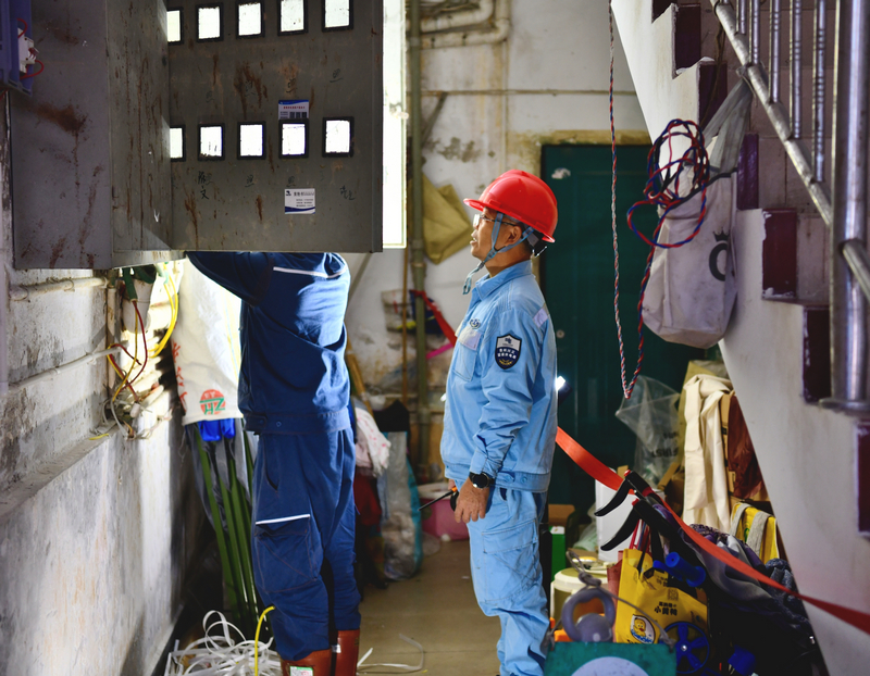 工作人員在給用戶安裝檢測電表。