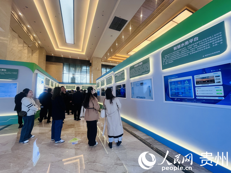 与会嘉宾集中参观了贵州科学城科技成果展。人民网记者 陈洁泉摄