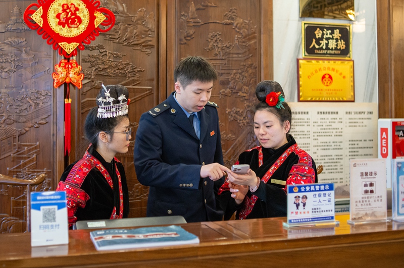 税务干部面对面辅导酒店前台人员开票