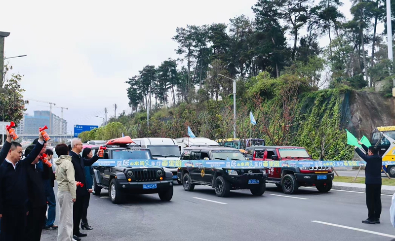 房车统一启航。张珂摄