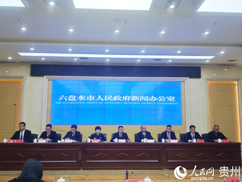 六盘水站南站房开通运营新闻发布会现场。人民网 黄小桃摄