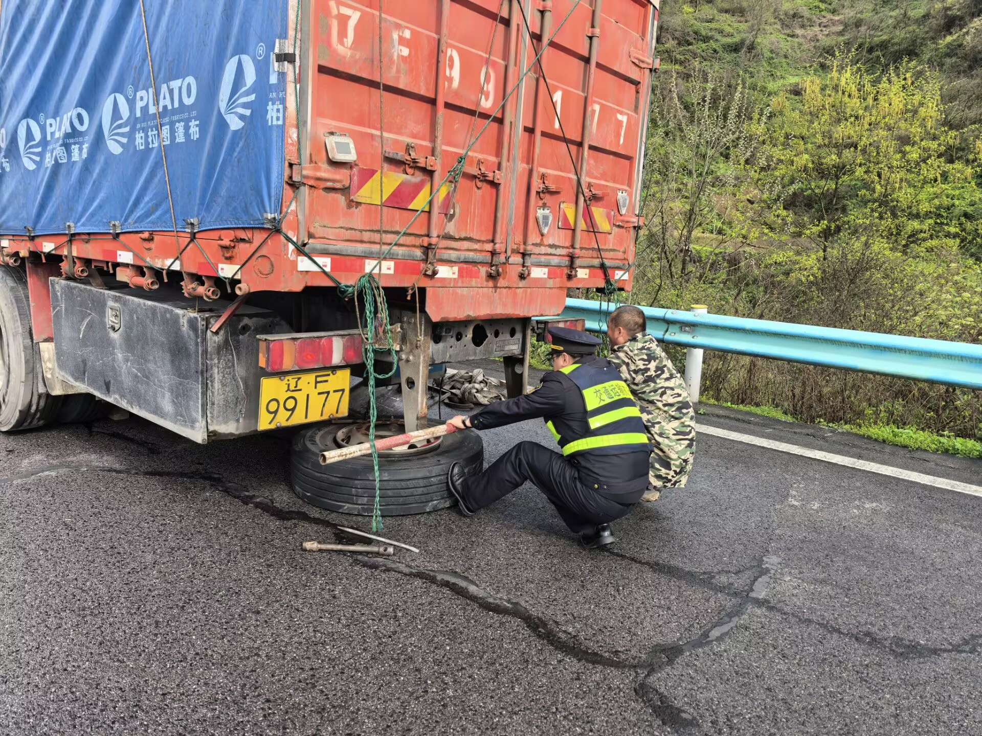 2 图为执法人员帮助司机更换轮胎