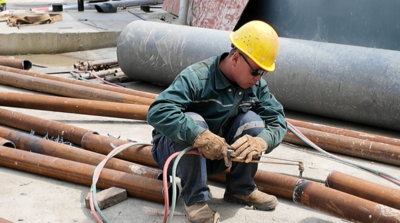 金沙縣煤炭儲備基地一期項目現場工人施工中。 彭垚攝.jpg