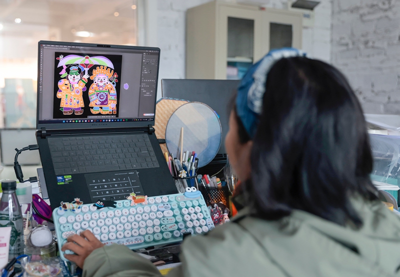 3月25日，施秉县舞水云台旅游商品开发有限公司设计人员在用苗绣AI创艺大模型设计苗绣产品。