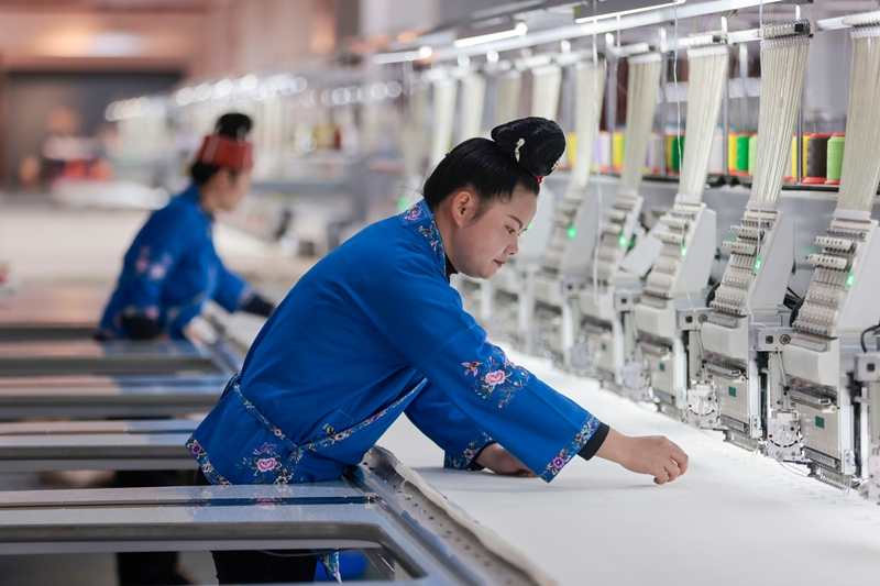 3月25日，施秉县舞水云台旅游商品开发有限公司员工在苗绣产品数字化云生产平台作业。