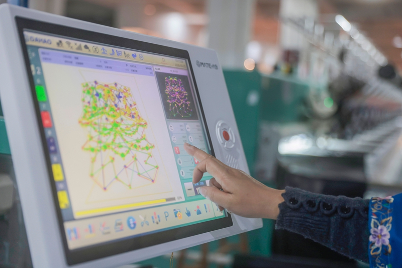 3月25日，施秉县舞水云台旅游商品开发有限公司员工在苗绣产品数字化云生产平台作业。