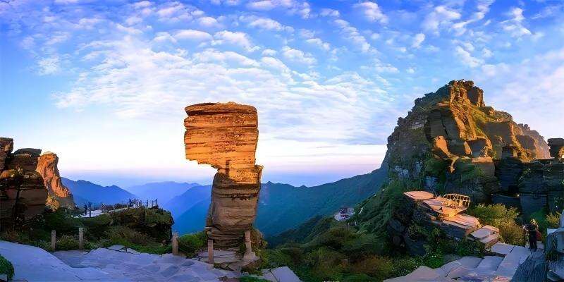 晨曦中的梵净山。