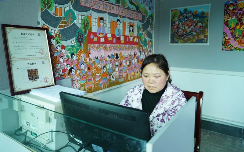 何剑春为创作者进行作品版权信息登记。何梅 摄.jpg