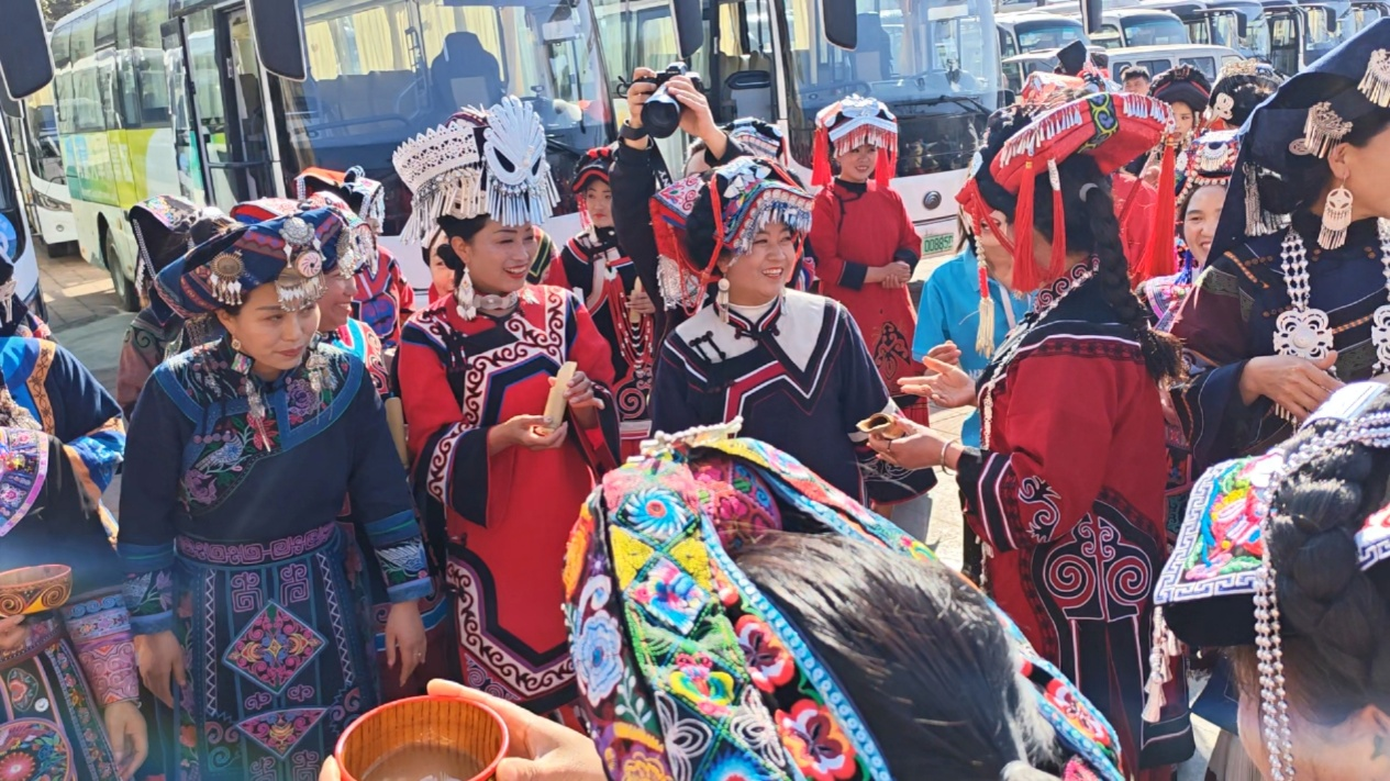 迎宾拦门酒体验。赵陆馨摄