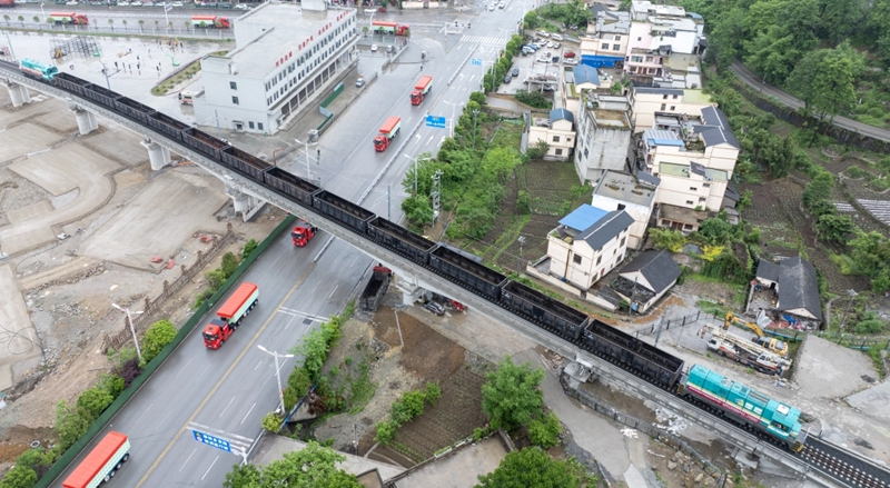2025年5月10日，在六盘水市六枝特区，全国首台商用氢能机车头试运行。.jpg