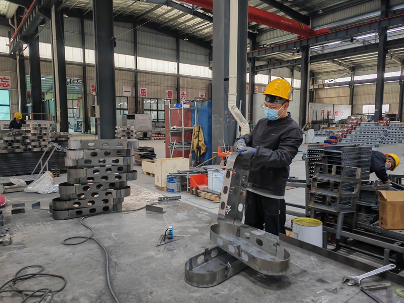 貴州金三葉機械制造有限公司的生產車間工人施工中。 陳昱攝.jpg