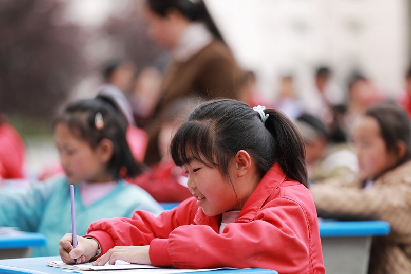 3月26日，黔西市林泉镇林泉小学的学生在操场上参加硬笔书法比赛。