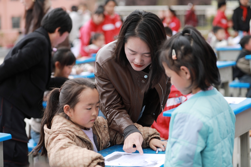 3月26日，黔西市林泉镇林泉小学的学生在操场上参加硬笔书法比赛。
