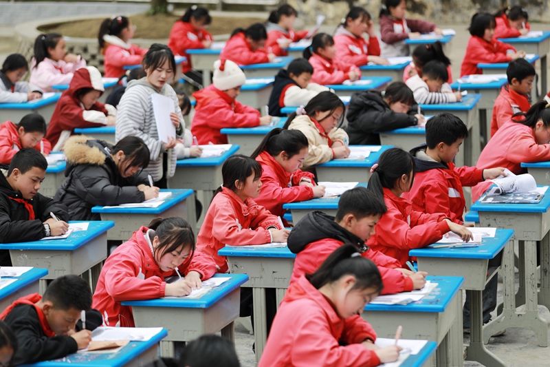 3月26日，黔西市林泉镇林泉小学的学生在操场上参加硬笔书法比赛。