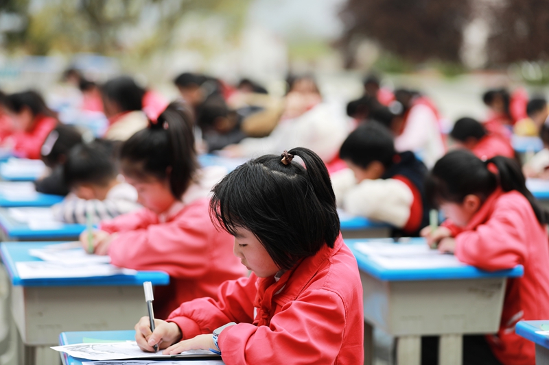 3月26日，黔西市林泉镇林泉小学的学生在操场上参加硬笔书法比赛。
