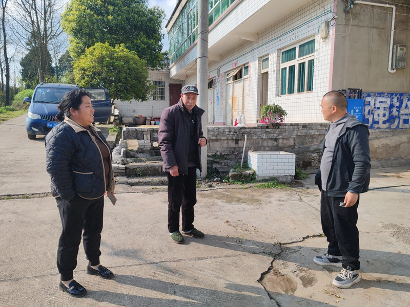 六广镇沙坡村包村干部冯先松走访独居老人.jpg