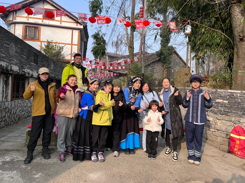 陈星星(右四)和她通过网上宣传吸引而来参加下院村“村宴”活动的游客合影。鄢永华摄。.jpg