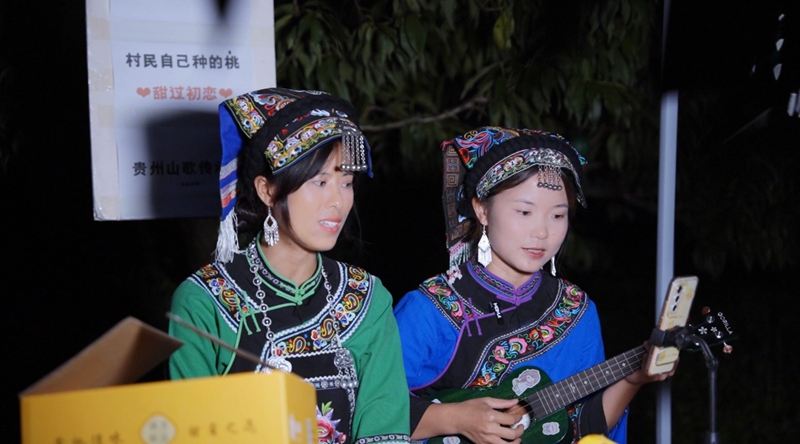 陈星星(左)在直播上为村民卖黄桃。鄢永华摄