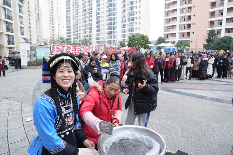 陈星星(左一)通过在网上宣传下院村“村宴”活动,吸引了众多游客前来参加,并排队购买下院村的土特产。鄢永华摄