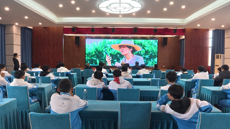 观看法治警示片.jpg