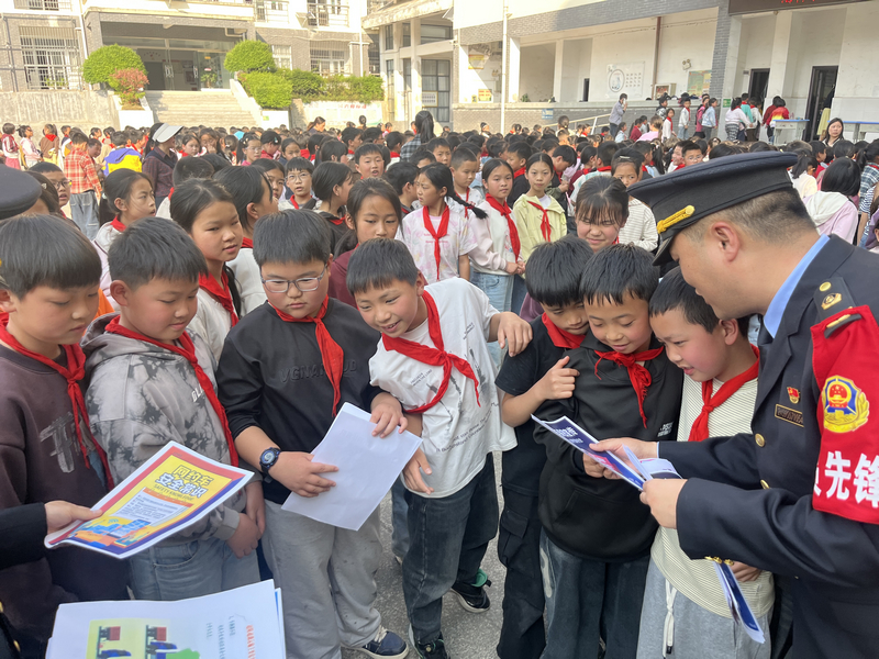 执法人员在学校开展宣传。