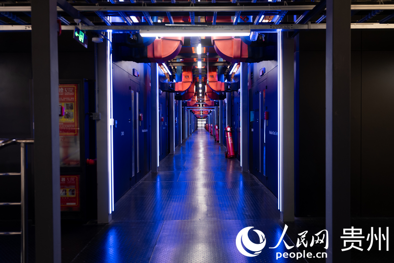 贵安新区中国移动(贵阳)数据中心仓储式数据机房。人民网记者 涂敏摄