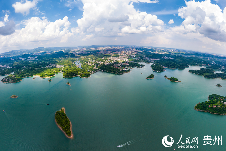 航拍红枫湖一角。人民网记者 涂敏摄
