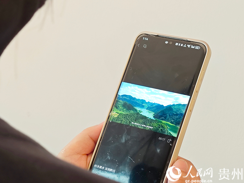 群众观看水利法治宣传片。人民网 龙章榆摄